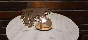 Ljusstake Pojke vid träd