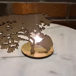 Ljusstake Pojke vid träd