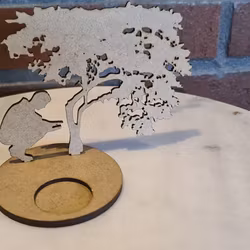 Ljusstake Pojke vid träd