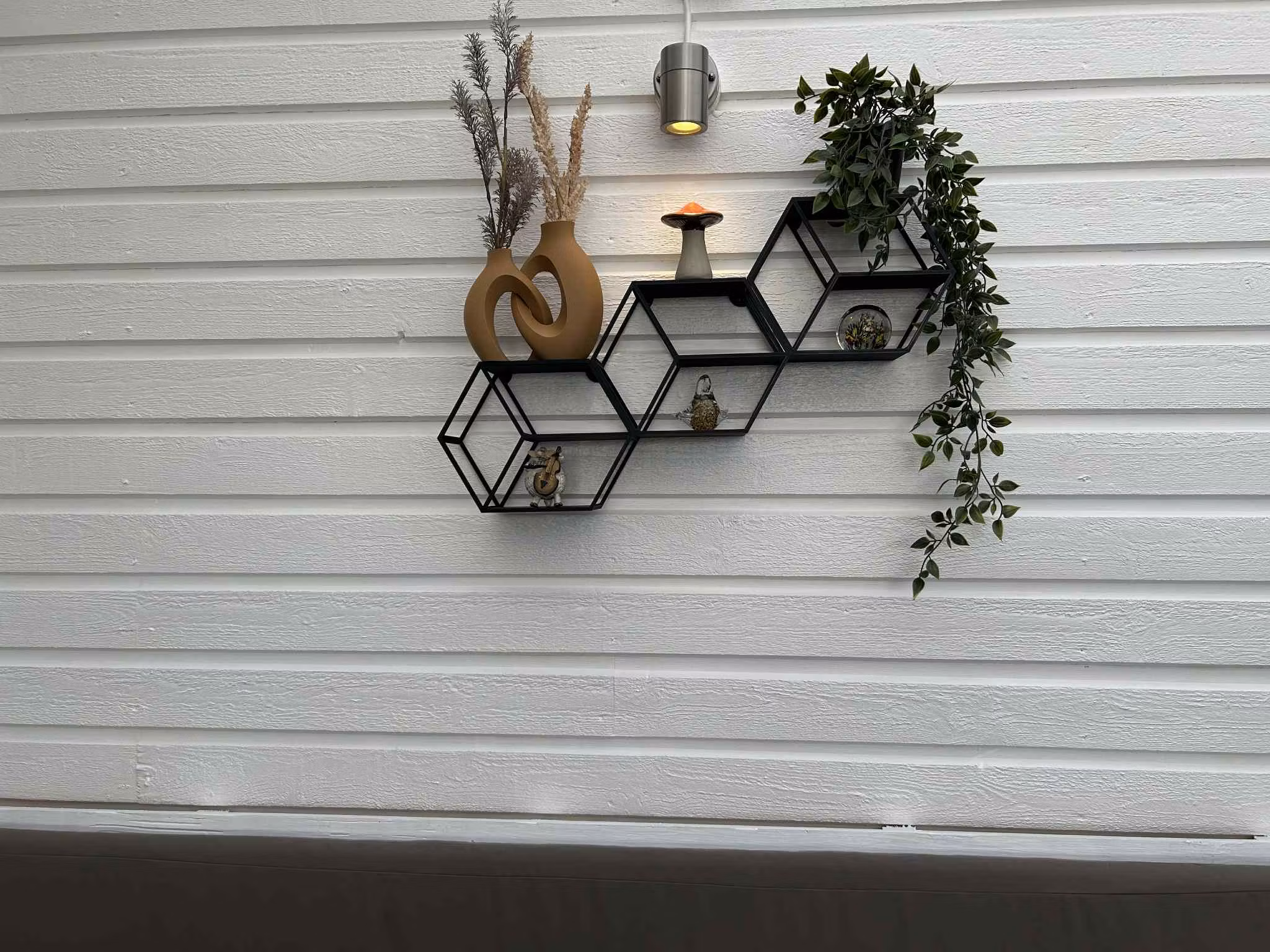 Geometrisk vägg-/bords­hylla