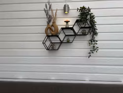 Geometrisk vägg-/bords­hylla