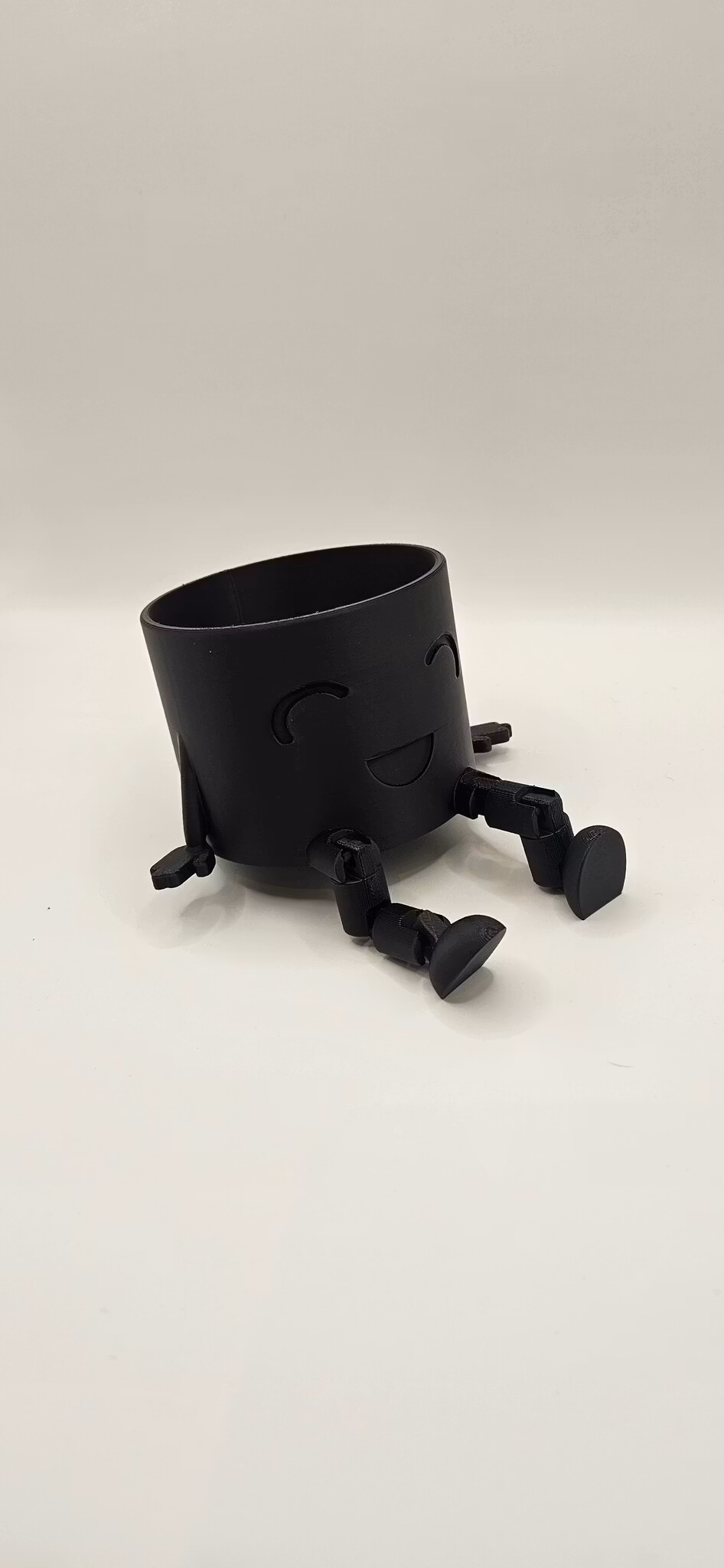 Kruka med ben och glad min – 7 cm