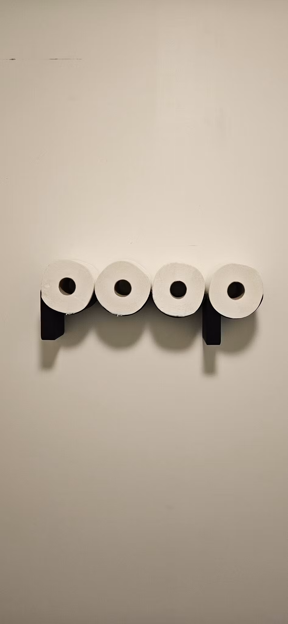 Väggfäste för toalettpapper "poop"