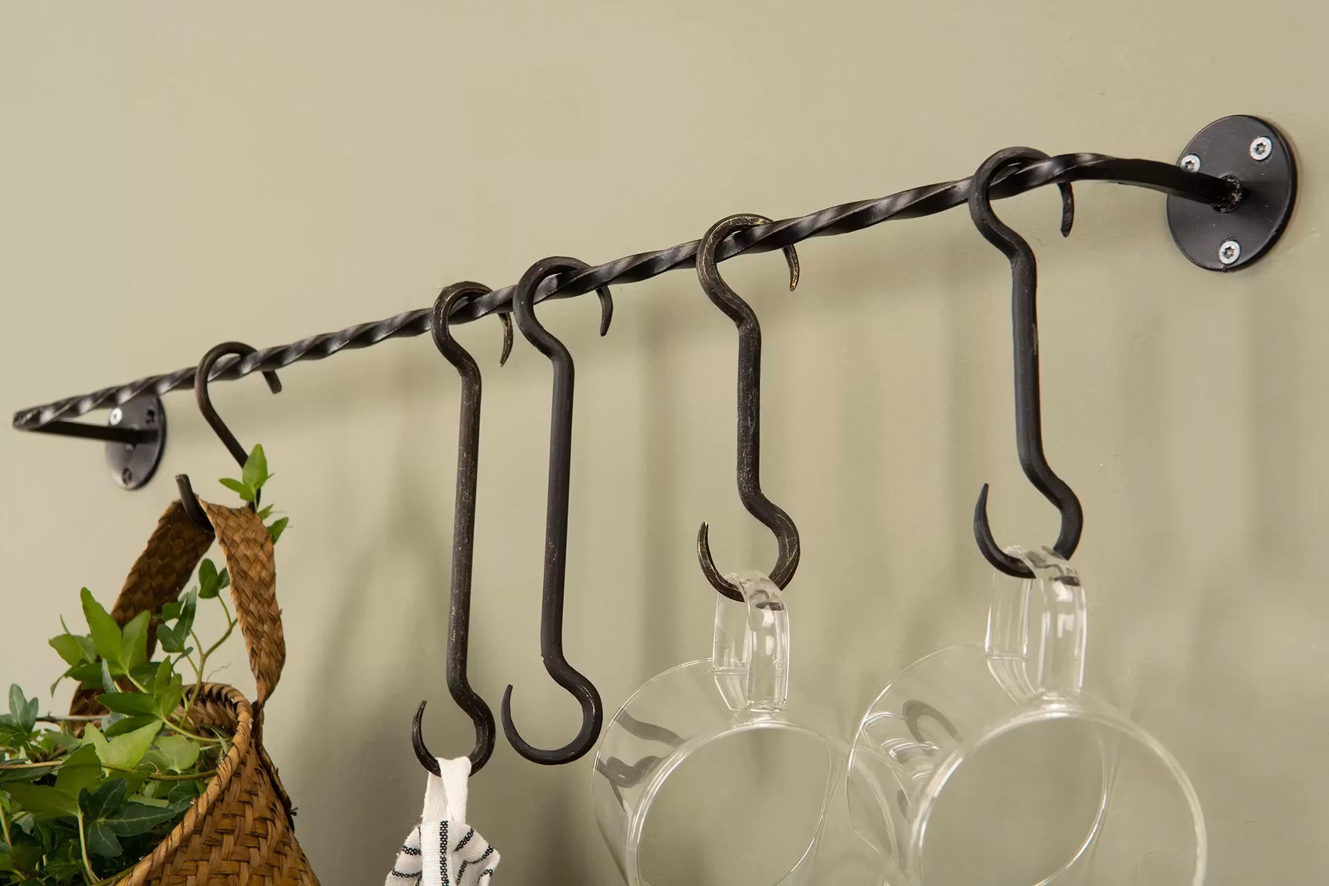 Smideskrok L i svart metall