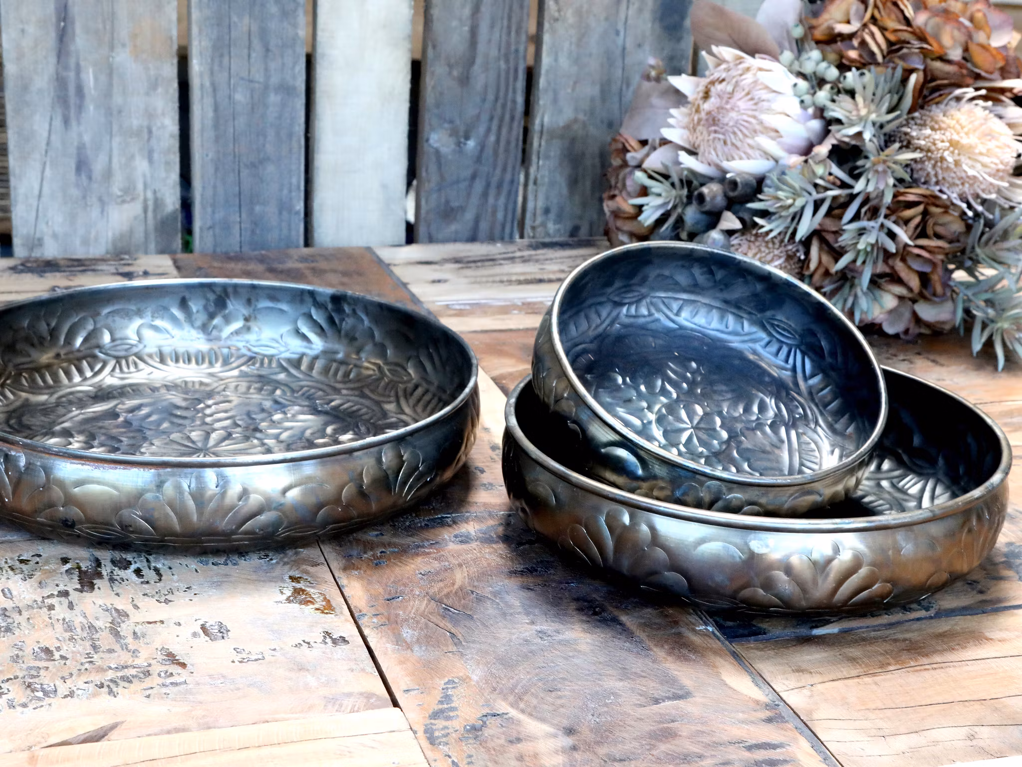 Vacker bricka antik mässing M