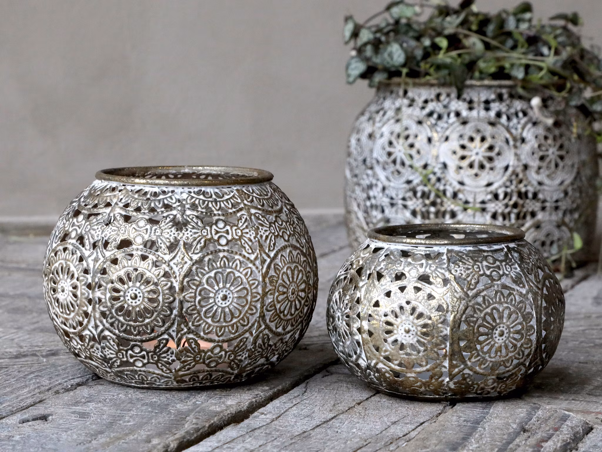 Ljuslykta med mönster i antik champange L