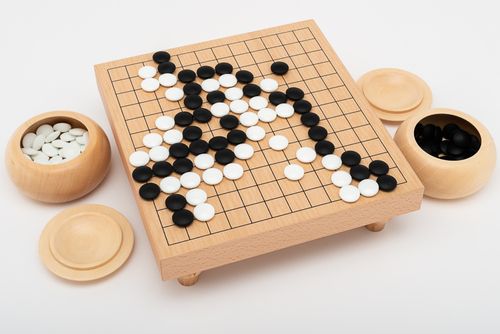 Mycket fint Go-spel 13x13, bräde med ben, glasstenar och träskålar