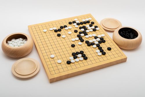 Go-spel, bräde i shinkaya, naturfärgade träskålar och 10 mm glasstenar