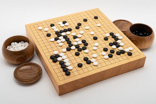 Go-spel, tjockt bräde i shinkaya, 9,8 mm snäckskalsstenar och skålar av körsbärsträ