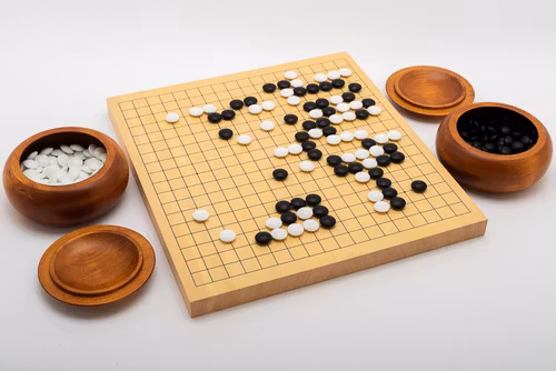 Go-spel, bräde i shinkaya, rödbruna träskålar och 10 mm glasstenar