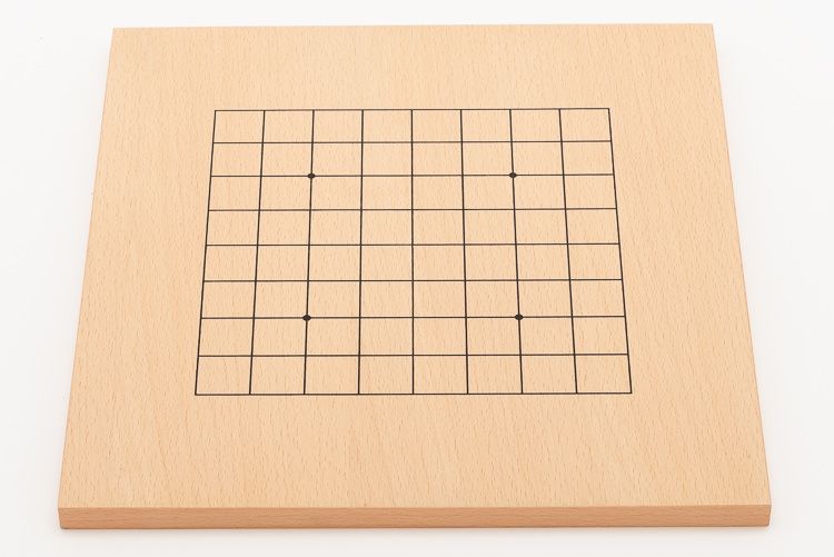 Go-bräde i mellanstorlek, av bokfanér. Baksidan har en liten spelplan, 9x9 rutor.
