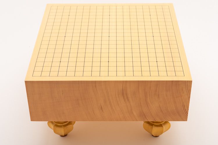 Detaljbild av ena kortsidan av golvbrädet i shinkaya.
