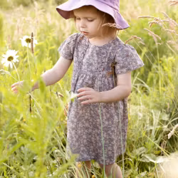 Ljuvlig sommarklänning för barn bomullsvoile taupe blommig –86-128cl
