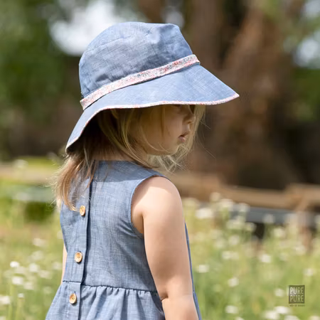 Solhatt till barn - Deminblå med blommigt band 1-2år UV skydd