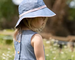 Solhatt till barn - Deminblå med blommigt band 1-2år UV skydd