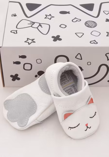 Babymockasiner i skinn mönstrade med katt