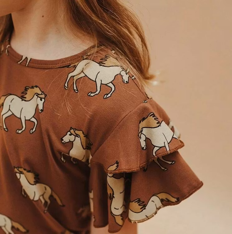 T-shirt tröja barn – Volang ärm, Vildhästar på brun botten- 86-152cl