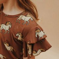 T-shirt tröja barn – Volang ärm, Vildhästar på brun botten- 86-152cl