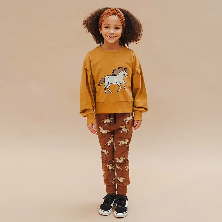 Joggingbyxor baby/barn – Bruna med vilda hästar | Ekologisk bomull 62-152cl