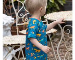 Kortärmad t-shirt tröja för barn – mosaikblå med färgglada hästar i 100% ekologisk bomull - 2-10år