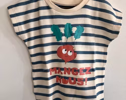 Kortärmad randig t-shirt tröja med rädisa från La queue du chat -24mån-4år Ekologiska barnkläder