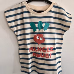 Kortärmad randig t-shirt tröja med rädisa från La queue du chat -24mån-4år Ekologiska barnkläder