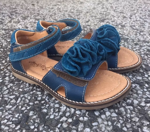 Barnsandal blå med volang i skinn tillverkad i EU