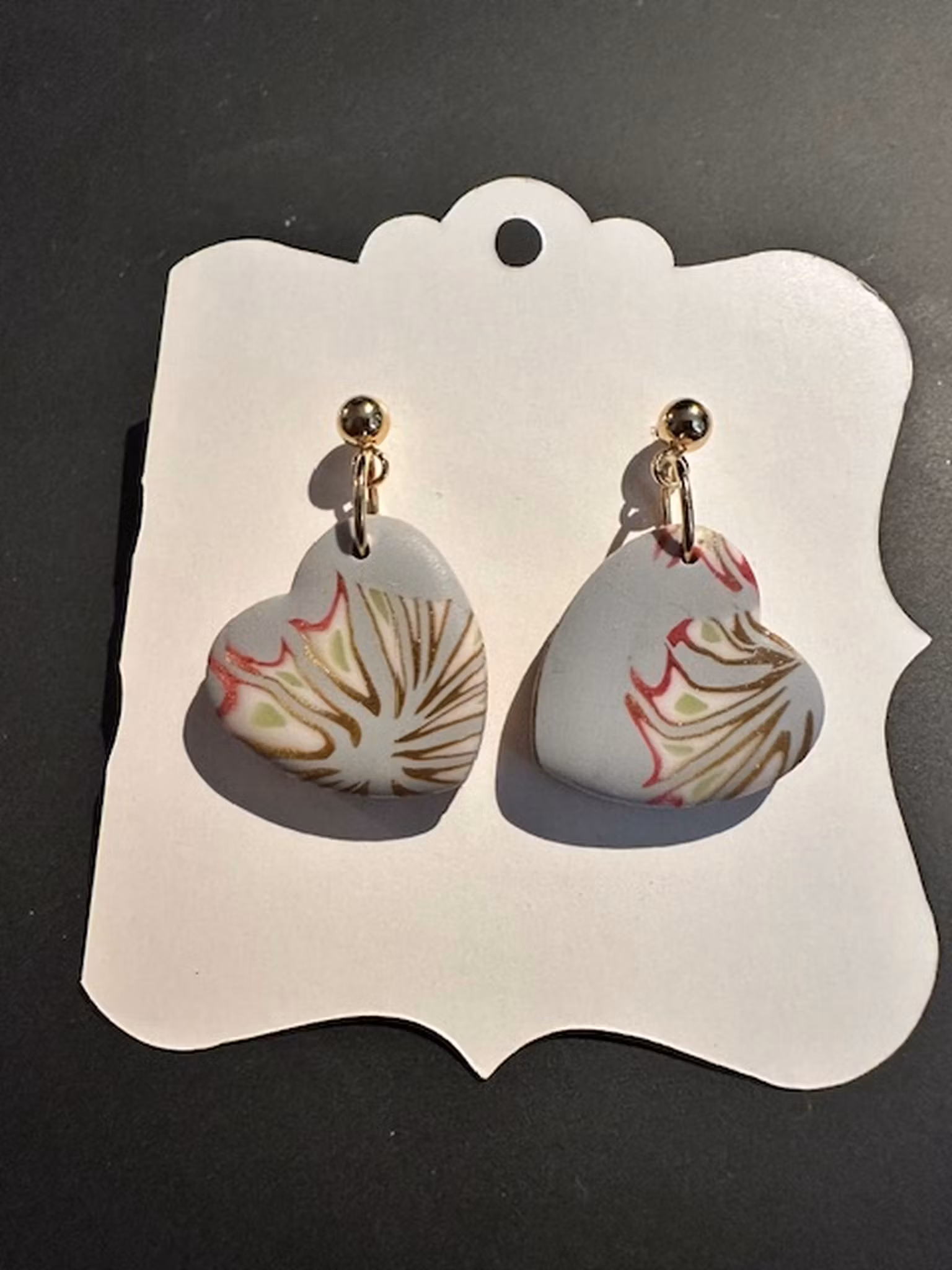 Örhängen polymerlera - Hjärta grått med blommor