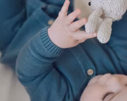Stickad Jumpsuit till baby - Blå 1-24mån