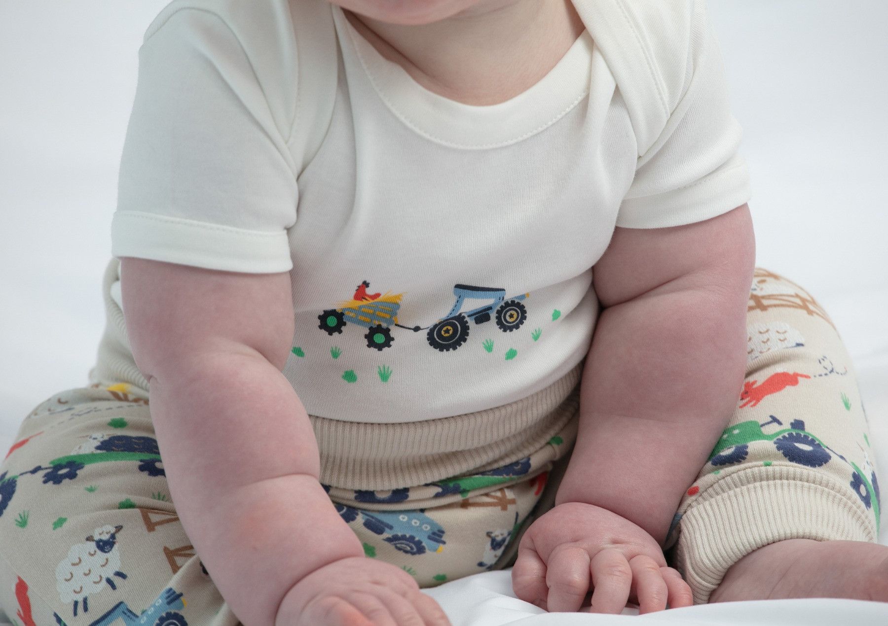 Bekväma byxor till baby - Traktor