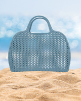 Blå retro strand väska i plast mesh – sommarens snyggaste (och smartaste) accessoar
