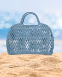 Blå retro strand väska i plast mesh – sommarens snyggaste (och smartaste) accessoar