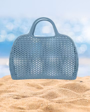 Blå retro strand väska i plast mesh – sommarens snyggaste (och smartaste) accessoar