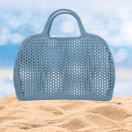 Blå retro strand väska i plast mesh – sommarens snyggaste (och smartaste) accessoar