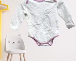 Långärmad Body för Baby – Vit med Rosa Kantband och Hjärtan | Ekologisk Bomull 56-86cl