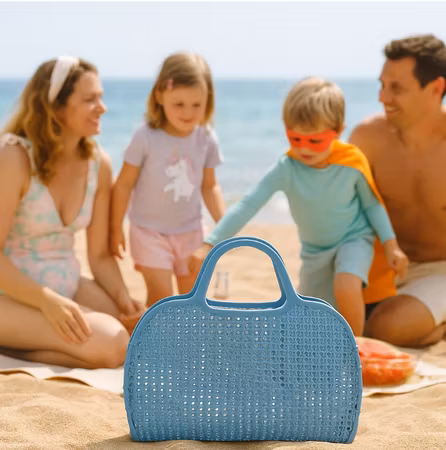 Blå retro strand väska i plast mesh – sommarens snyggaste (och smartaste) accessoar