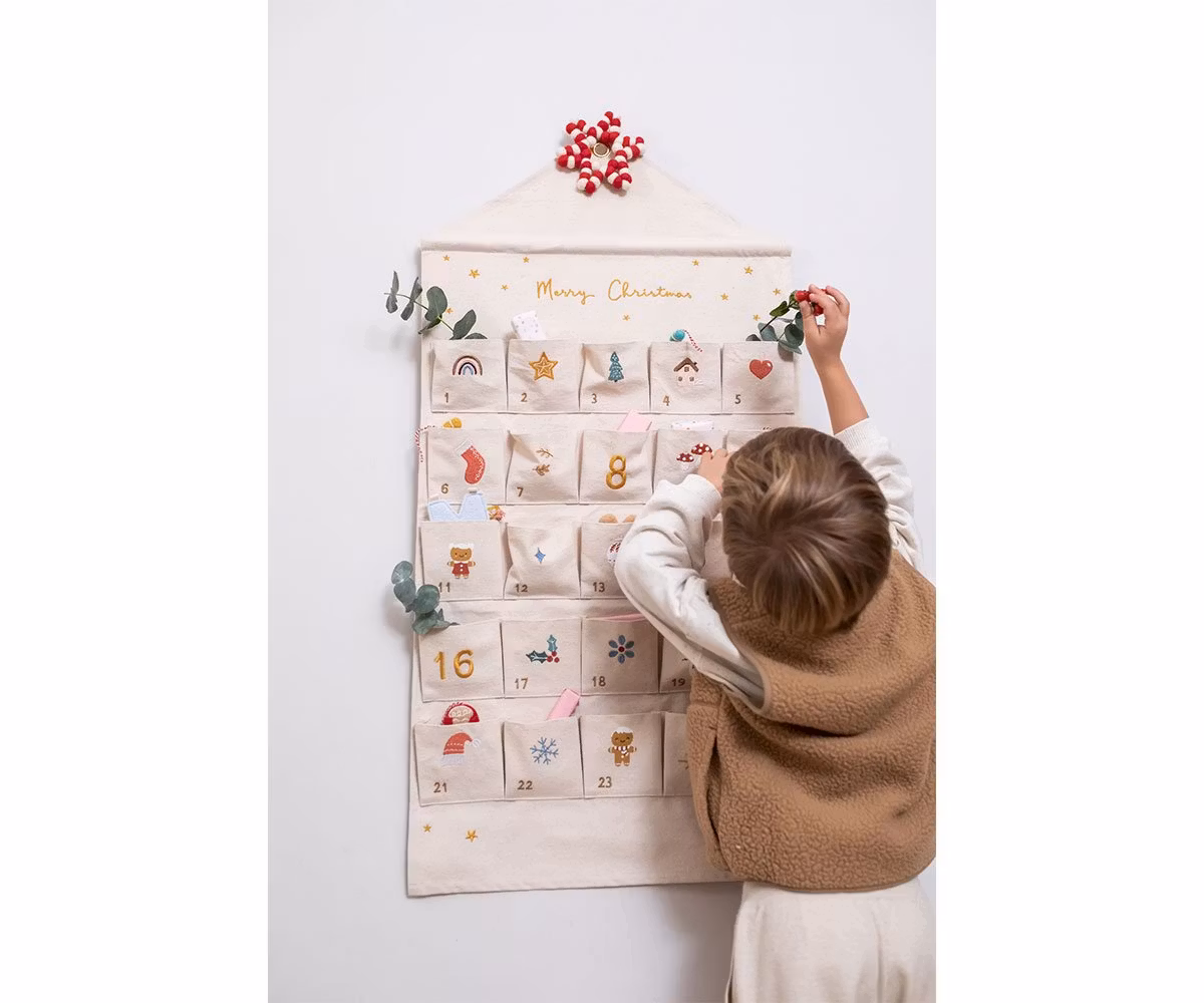 Adventskalender i tyg och brodyr att hänga på väggen