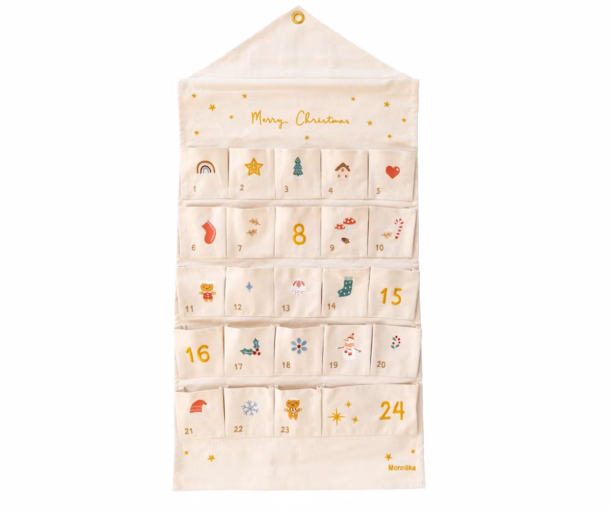 Adventskalender i tyg och brodyr att hänga på väggen