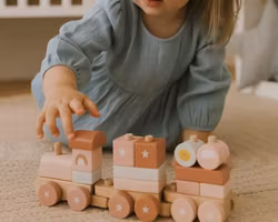 Leksakståg i trä med stapelbara klossar - Rosa