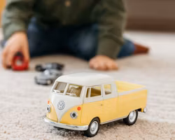 Leksaksbil i metall - 1963 Gul VW Pick Up