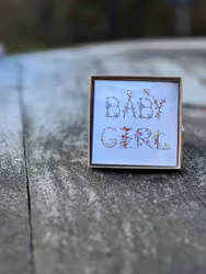 Present nybliven mamma - Kort "Baby girl" + Örhängen sterlingsilver små fötter