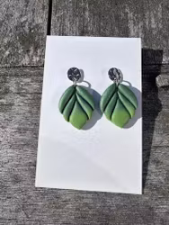 Örhängen i polymerlera - Blad i två nyanser av grönt