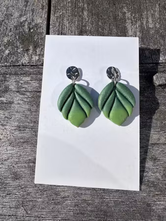 Örhängen i polymerlera - Blad i två nyanser av grönt