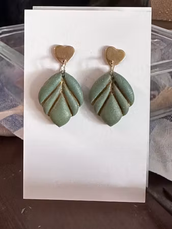 Örhängen i polymerlera - Blad grön/guld