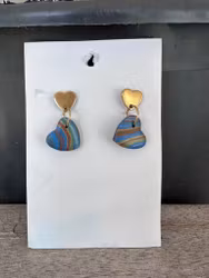 Örhänge i polymerlera - Hjärta litet blå randigt