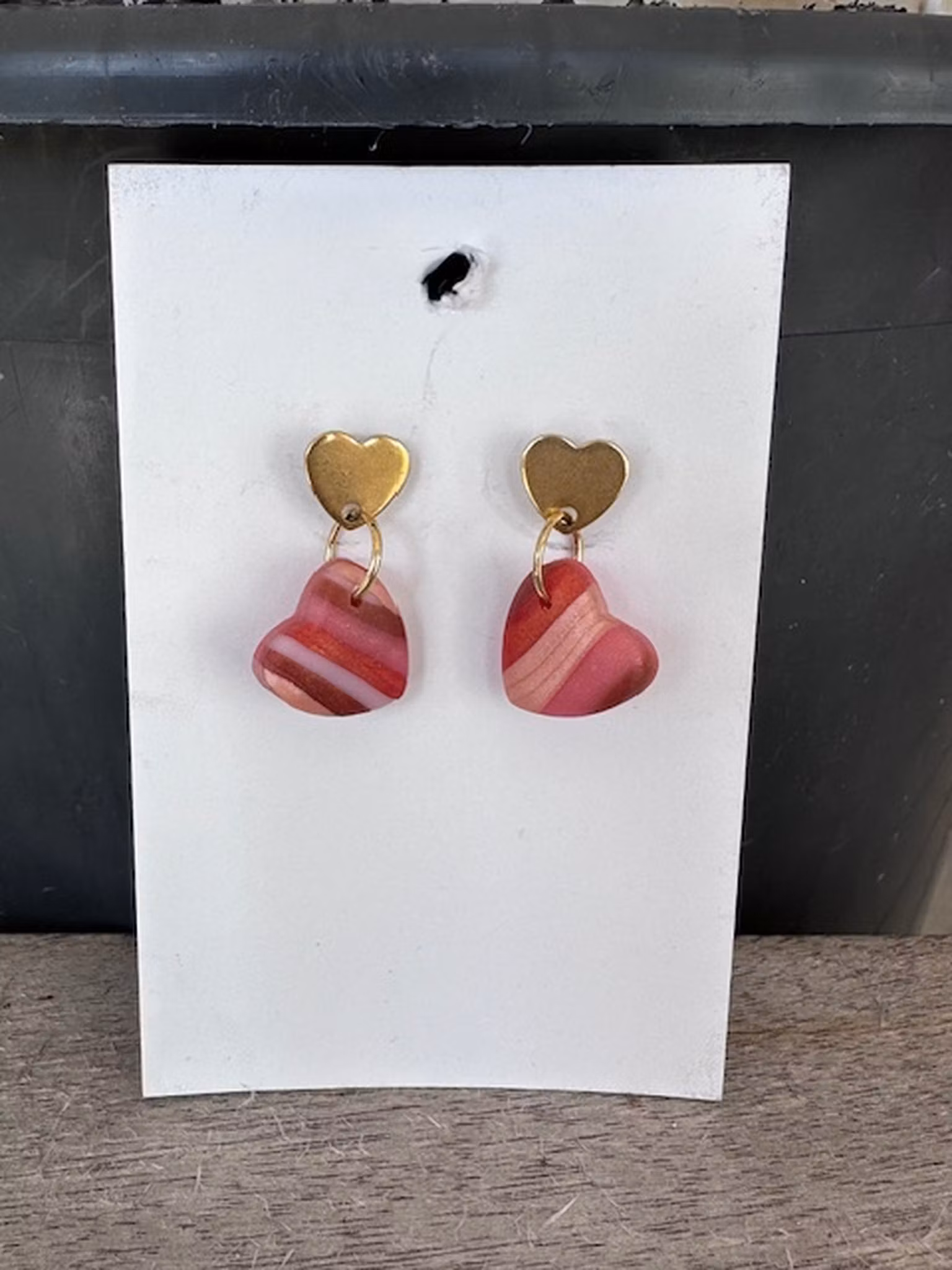 Örhängen polymerlera - Hjärtan små rosa randiga