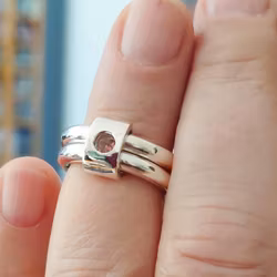 Sammanfogade ringar med rosa turmalin