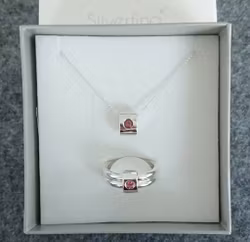 Sammanfogade ringar med rosa turmalin