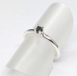 'Karin' ring med svart diamant