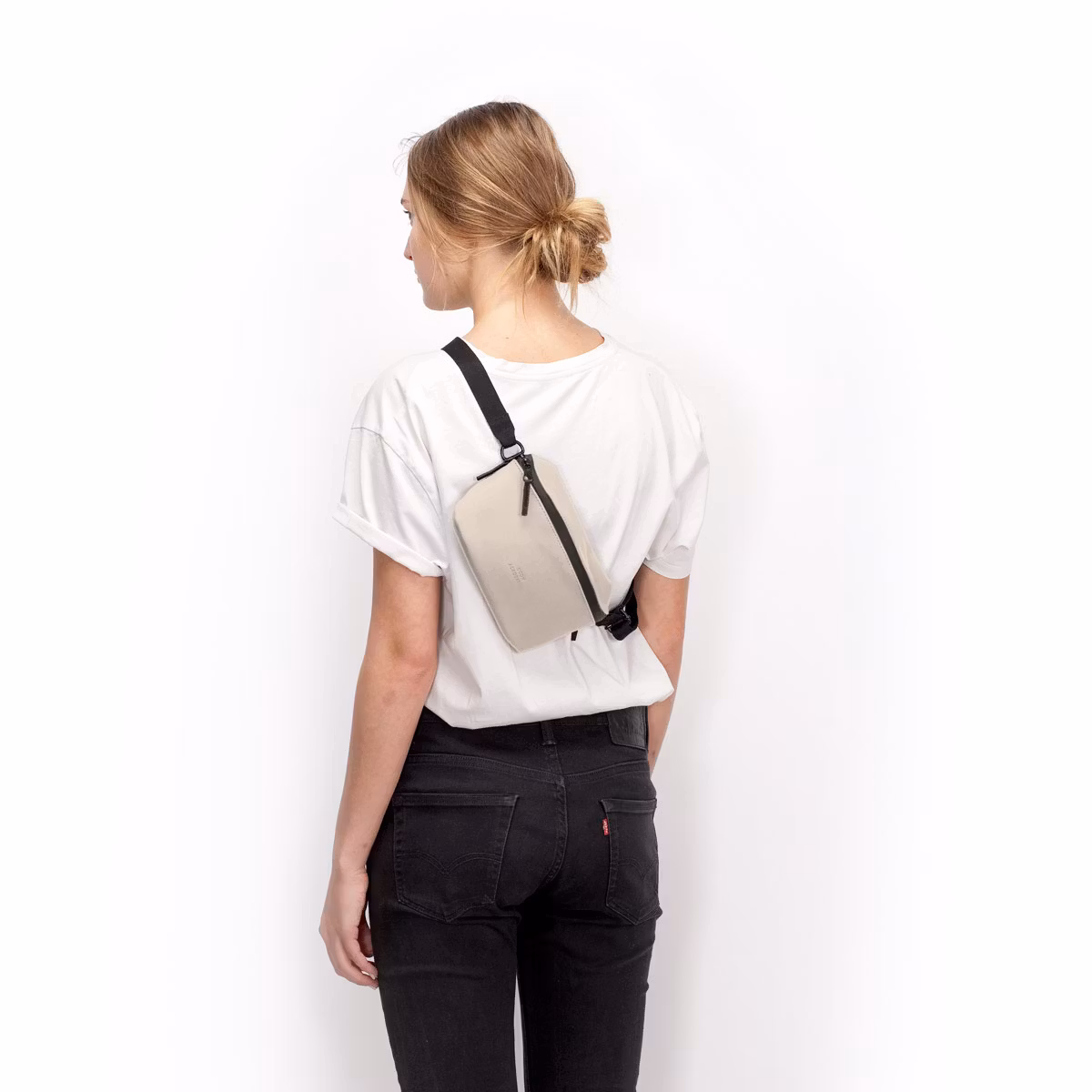 Ucon Acrobatics Jona Medium Bag Light Sand